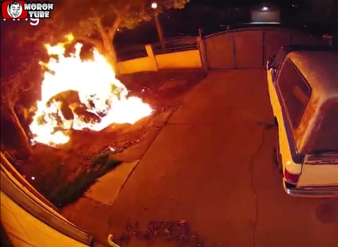 Video :A guy burns an automobile to set himself on fire